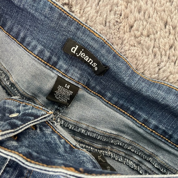 Classic Blue Denim Women's Jeans - Picture 4 of 11